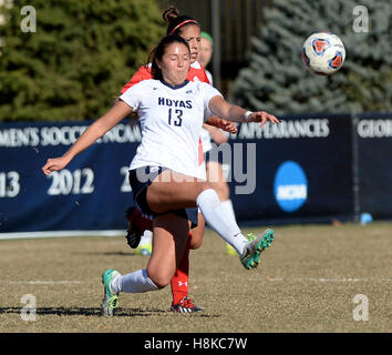 Washington, DC, USA. 13. November 2016. 20161113 - Georgetown Verteidiger TAYLOR PAK (13) geht vor St. Francis Mittelfeldspieler GABI MORALES (9) in der zweiten Hälfte in Shaw Field in Washington. © Chuck Myers/ZUMA Draht/Alamy Live-Nachrichten Stockfoto