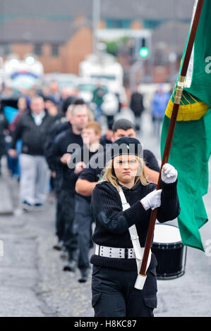 Belfast, Nordirland, Irland. 13 Nov, 2016. Die Republikaner halten eine Parade in der Erinnerung von Vol. Patricia Black, der 15. November 1991 starb. Credit: Stephen Barnes/Alamy leben Nachrichten Stockfoto