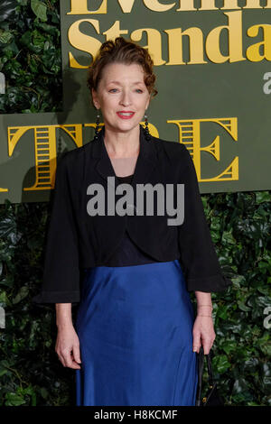 London, UK. 13. November 2016. Lesley Manville kommt auf dem roten Teppich für den London Evening Standard Theatre Awards auf 13.11.2016 in The Old Vic, The Cut, London. Im Bild: Lesley Manville. Picture by Credit: Julie Edwards/Alamy Live-Nachrichten Stockfoto