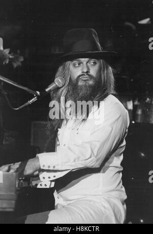 Datei. 13. November 2016. LEON RUSSELL (2. April 1942 - 13. November 2016) war ein US-amerikanischer Musiker und Songwriter, der aufgezeichnet als Session-Musiker, Sideman und Solo-Musiker, der im Jahr 2010 in die Rock And Roll Hall Of Fame aufgenommen wurde. Russell starb im Schlaf in Nashville im Alter von 74 Jahren, nach einem Herzinfarkt im Juli 2016. Bild: LEON RUSSELL führt in den 1970er Jahren. (Kredit-Bild: © Globe Photos/ZUMApress.com) Stockfoto