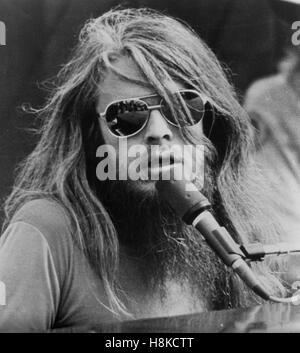 Datei. 13. November 2016. LEON RUSSELL (2. April 1942 - 13. November 2016) war ein US-amerikanischer Musiker und Songwriter, der aufgezeichnet als Session-Musiker, Sideman und Solo-Musiker, der im Jahr 2010 in die Rock And Roll Hall Of Fame aufgenommen wurde. Russell starb im Schlaf in Nashville im Alter von 74 Jahren, nach einem Herzinfarkt im Juli 2016. Bild: LEON RUSSELL im Jahr 1971 durchführen. (Kredit-Bild: © Globe Photos/ZUMApress.com) Stockfoto