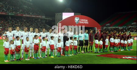 Faro, Portugal. 13. November 2016. Spieler und Schiedsrichter werden während der Zeremonie der Einführung vor dem FIFA WM 2018 Qualifikation Gruppe B Spiel zwischen Portugal und Lettland im Stadion Algarve in Faro, Portugal, am 13. November 2016 gesehen. Portugal gewann 4: 1. Bildnachweis: Zhang Liyun/Xinhua/Alamy Live-Nachrichten Stockfoto