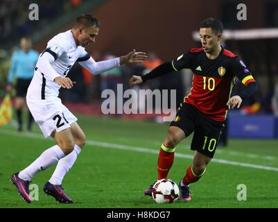 Brüssel, Belgien. 13. November 2016. Belgiens Eden Hazard (R) wetteifert um den Ball während der WM 2018 Fußball-Qualifikationsspiel zwischen Belgien und Estland an die König-Baudouin-Stadion in Brüssel, 13. November 2016. Belgien gewann 8: 1. Bildnachweis: Gong Bing/Xinhua/Alamy Live-Nachrichten Stockfoto