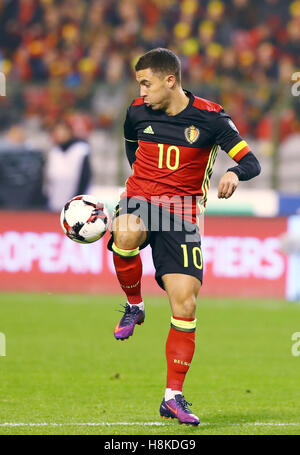 Brüssel, Belgien. 13. November 2016. Belgiens Eden Hazard steuert den Ball während der WM 2018 Fußball-Qualifikationsspiel zwischen Belgien und Estland an die König-Baudouin-Stadion in Brüssel, Belgien, 13. November 2016. Belgien gewann 8: 1. Bildnachweis: Gong Bing/Xinhua/Alamy Live-Nachrichten Stockfoto