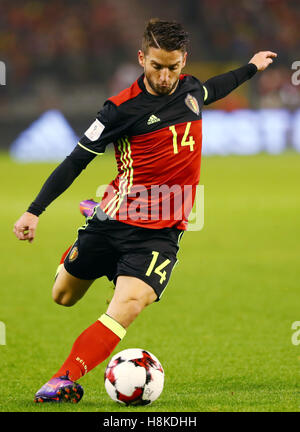 Brüssel, Belgien. 13. November 2016. Belgiens Dries Mertens steuert den Ball während der WM 2018 Fußball-Qualifikationsspiel zwischen Belgien und Estland an die König-Baudouin-Stadion in Brüssel, Belgien, 13. November 2016. Belgien gewann 8: 1. Bildnachweis: Gong Bing/Xinhua/Alamy Live-Nachrichten Stockfoto