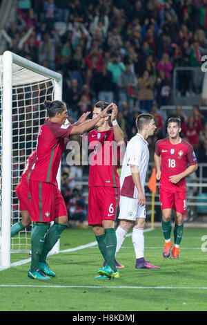 12. November 2016. Loule, Portugal. Portugals Verteidiger Bruno Alves (2) feiert nach einem Tor mit Portugas Verteidiger Jose Fonte (6) während der FIFA 2018 World Cup Qualifier zwischen Portugal und Lettland © Alexandre de Sousa/Alamy Live News erzielte Stockfoto