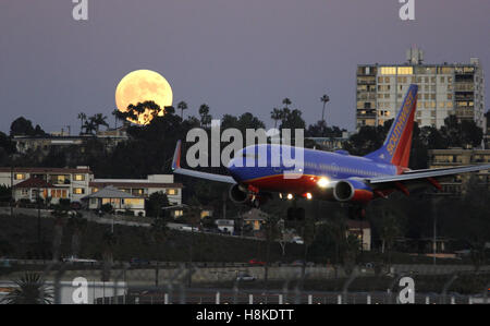 San Diego, Kalifornien, USA. 13. November 2016. Southwest Airlines Flug kommt in San Diegos Lindbergh Field als Ernte Super Mond im Osten aufgeht. © John Gastaldo/ZUMA Draht/Alamy Live-Nachrichten Stockfoto