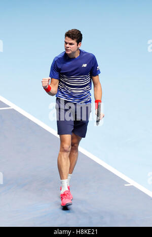 London, UK. 13. November 2016. Milos Raonic of Canada reagiert nach dem Gruppenspiel mit Gael Monfils Frankreichs auf 2016 ATP-Finale in London, Großbritannien. 13. November 2016. Raonic gewann 2: 0. Bildnachweis: Han Yan/Xinhua/Alamy Live-Nachrichten Stockfoto