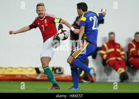 Budapest, Ungarn. 13. November 2016. Ungarns Balazs Dzsudzsak (L) wetteifert um den Ball mit Andorra von Max Llovera während der FIFA WM 2018 Qualifikationsspiel in Budapest, Ungarn, 13. November 2016. Ungarn gewann mit 4: 0. Bildnachweis: Csaba Domotor/Xinhua/Alamy Live-Nachrichten Stockfoto