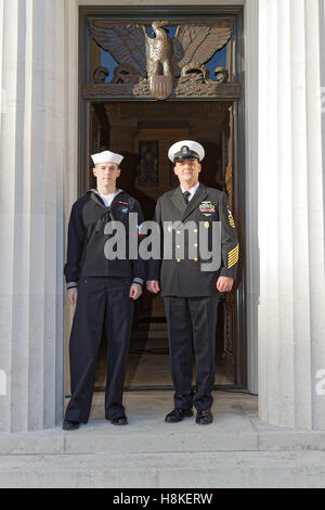 Veterans Day 2016 auf dem Brookwood American Cemetery - Master Chief Michael McKay & Evan Smith Petty Officer 3rd Class an der Friedhofskapelle Stockfoto