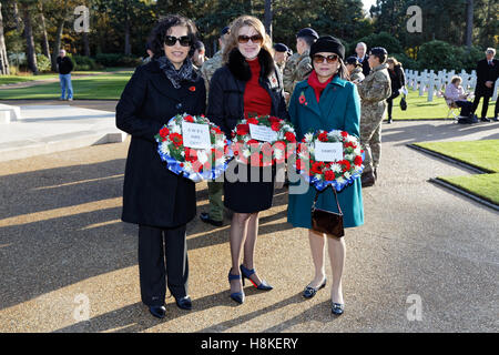 Veterans Day 2016 um Brookwood American Cemetery: Kranz Schichten L-R Vertretung AWBS - International Womens Club & CAWC - Chilterns American Womens Club; USA im Ausland Girl Scouts Service; FAWCO - die Organisation, das Leben von Frauen & Mädchen weltweit zu verbessern Stockfoto