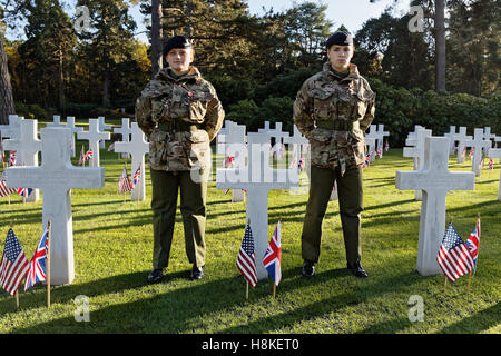 Veterans Day 2016 um Brookwood American Cemetery - britische Armeesoldaten aus Pirbright ATC bei der Zeremonie Stockfoto