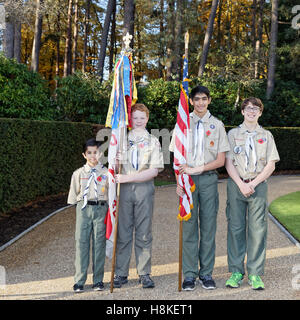 Veterans Day 2016 um Brookwood American Cemetery - Boy Scouts of America bilden die Color Guard Stockfoto