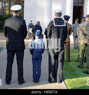 Veterans Day 2016 um Brookwood American Cemetery - Frau Aimee Llewellyn-Zaidi Vice Regent St James Kapitel NSDAR befasst sich mit Teilnehmern an der Zeremonie Stockfoto