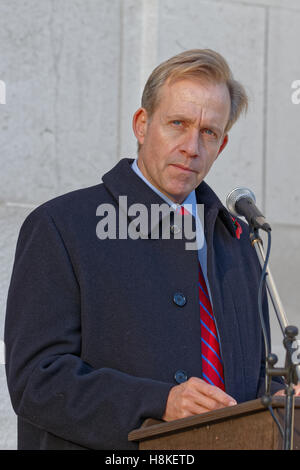 Veterans Day 2016 um Brookwood American Cemetery - Herr Lewis Lukens Charge auch AI uns Botschaft in London gibt die Memorial Adresse Stockfoto