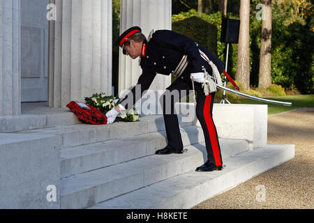 Veterans Day 2016 um Brookwood American Cemetery - Michael mehr Molyneux Lord-Lieutenant für Surrey legt einen Kranz nieder Stockfoto