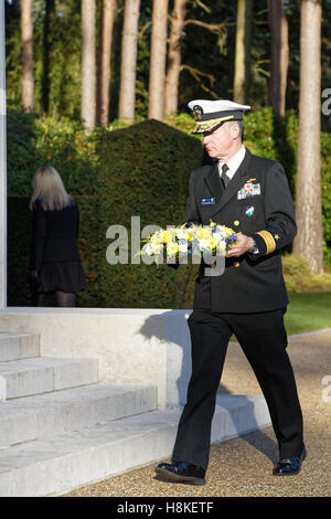 Veterans Day 2016 um Brookwood American Cemetery - RDML Matt Zirkle Commander Submarine Kräfte NATO legt einen Kranz nieder Stockfoto