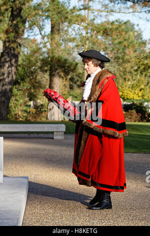 Veterans Day 2016 um Brookwood American Cemetery - Cllr Anne Murray The Mayor of Woking legt einen Kranz nieder Stockfoto