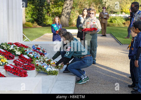 Veterans Day 2016 um Brookwood American Cemetery - USA Venture Scouts legen ihre Kränze Stockfoto