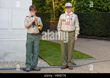 Veterans Day 2016 auf dem Brookwood American Cemetery - Rob Leslie (L) 184 Sounds Auslaufhähne Pfadfinder Truppe Stockfoto