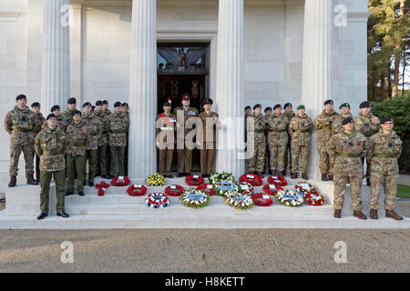 Veterans Day 2016 um Brookwood American Cemetery - Soldaten aus Pirbright ATC UK STUFENPLATZ Kapelle nach der Zeremonie Stockfoto
