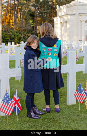 Veterans Day 2016 um Brookwood American Cemetery - Hinweis auf die 'Top Cookie Baker' Abzeichen auf Schwester Pfadfinderin der USA top Stockfoto