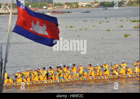 Phnom Penh, Kambodscha. November 13th, 2016. Phnom Penh feiert, Bon Om Touk, der Kambodschanischen Water Festival. Drachen Boote Racing von den kambodschanischen Flagge. Das Wasser Festival für 3 Tage dauert und zieht bis zu 2 Millionen Besucher, dieses Jahr ist es vom 13.-15. Credit: Kraig Lieb/Alamy leben Nachrichten Stockfoto