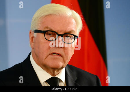 Berlin, Deutschland. 11. November 2016. Deutsche Innenminister von Außenminister Frank-Walter Steinmeier (SPD) geben eine Presseerklärung zum Angriff der radikalen islamistischen Taliban auf dem deutschen Generalkonsulat in der nördlichen afghanischen Stadt Masar-i-Sharif in Berlin, Deutschland, 11. November 2016. Foto: MAURIZIO GAMBARINI/Dpa | Nutzung weltweit © Dpa/Alamy Live-Nachrichten Stockfoto