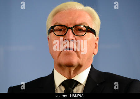 Berlin, Deutschland. 11. November 2016. Deutsche Innenminister von Außenminister Frank-Walter Steinmeier (SPD) geben eine Presseerklärung zum Angriff der radikalen islamistischen Taliban auf dem deutschen Generalkonsulat in der nördlichen afghanischen Stadt Masar-i-Sharif in Berlin, Deutschland, 11. November 2016. Foto: MAURIZIO GAMBARINI/Dpa | Nutzung weltweit © Dpa/Alamy Live-Nachrichten Stockfoto