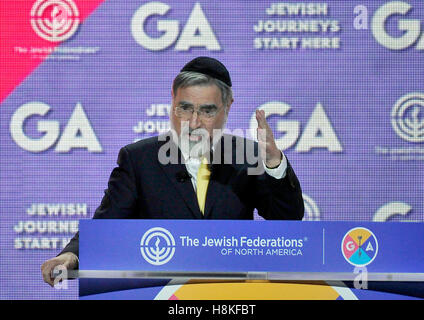 Herr Rabbiner Jonathan Sacks Adressen der Generalversammlung von Jewish Federations of North America für das zweite Jahr in Folge im Washington Hilton Hotel in Washington, DC auf Sonntag, 13. November 2016. Rede vor der internationale Treffpunkt von Tausenden der jüdischen Führer, sagte er, "seit unserem letzten Treffen, die Welt ist verrückt geworden." Bildnachweis: Ron Sachs/CNP · KEIN DRAHT-SERVICE · Stockfoto