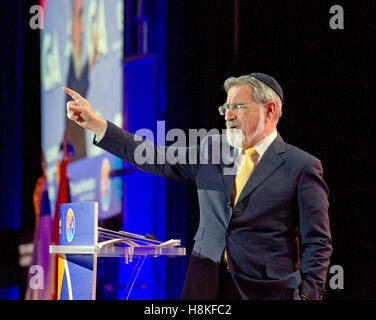 Herr Rabbiner Jonathan Sacks Adressen der Generalversammlung von Jewish Federations of North America für das zweite Jahr in Folge im Washington Hilton Hotel in Washington, DC auf Sonntag, 13. November 2016. Rede vor der internationale Treffpunkt von Tausenden der jüdischen Führer, sagte er, "seit unserem letzten Treffen, die Welt ist verrückt geworden." Bildnachweis: Ron Sachs/CNP · KEIN DRAHT-SERVICE · Stockfoto