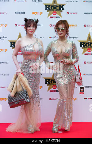 Tokyo, Japan - (L, R) Mika Kano und Kyoko Kano (Abunai Schwestern) Pose für Fotografen auf dem roten Teppich bei der Classic Rock Awards 2016 Stadium Ryougoku Kokugikan in Tokyo, Japan am 11. November 2016. © AFLO/Alamy Live-Nachrichten Stockfoto