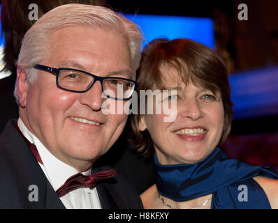 Wiesbaden, Deutschland. 2. Februar 2013. Archiv - Bundesaußenminister Frank-Walter Steinmeier und seine Frau Elke kommen am Ball des Sports in Wiesbaden, Deutschland, 2. Februar 2013. Foto: Boris Roessler/Dpa/Alamy Live News Stockfoto