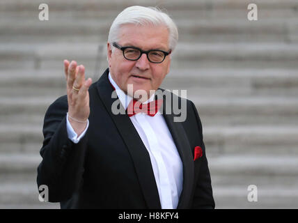 Berlin, Deutschland. 24. Juni 2015. Archiv - kommt Bundesaußenminister Frank-Walter Steinmeier im Bellevue Palace für eine staatliche Banuqet für die britische Königin in Berlin, Deutschland, 24. Juni 2015. Die Königin und ihr Ehemann sind momentan für ihre fünfte Staatsbesuch in Deutschland wohnhaft. Foto: Kay Nietfeld/Dpa/Alamy Live News Stockfoto