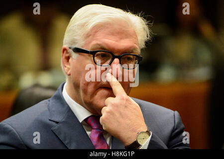 Brüssel, Bxl, Belgien. 14. November 2016. Bundesaußenminister Frank-Walter-Steinmeier während FAC Rat der Außenminister der EU beim Europäischen Rat am Hauptsitz in Brüssel, Belgien auf 14.11.2016 von Wiktor Dabkowski Credit: Wiktor Dabkowski/ZUMA Draht/Alamy Live News Stockfoto