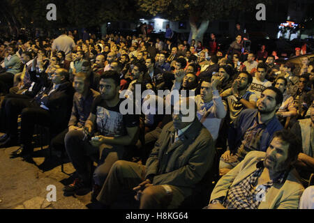 Alexandria, Alexandria, Ägypten. 13. November 2016. Ägyptische Fans sehen die im Fernsehen die 2018 WM-Qualifikation-Gruppe E-Fußballspiel zwischen Ägypten und Ghana in Kairo am 13. November 2016 Credit: Stringer/APA Bilder/ZUMA Draht/Alamy Live News Stockfoto