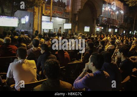 Alexandria, Alexandria, Ägypten. 13. November 2016. Ägyptische Fans sehen die im Fernsehen die 2018 WM-Qualifikation-Gruppe E-Fußballspiel zwischen Ägypten und Ghana in Kairo am 13. November 2016 Credit: Stringer/APA Bilder/ZUMA Draht/Alamy Live News Stockfoto