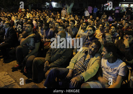 Alexandria, Alexandria, Ägypten. 13. November 2016. Ägyptische Fans sehen die im Fernsehen die 2018 WM-Qualifikation-Gruppe E-Fußballspiel zwischen Ägypten und Ghana in Kairo am 13. November 2016 Credit: Stringer/APA Bilder/ZUMA Draht/Alamy Live News Stockfoto