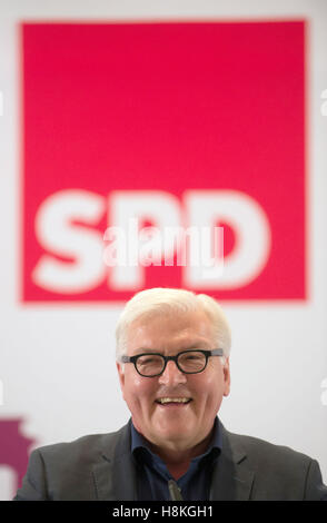 Archiv - lächelt Bundesaußenminister Frank-Walter Steinmeier an der Zustand-Parteitag der Sozialdemokraten in Berlin, Deutschland, 13. Juni 2015. Foto: Tim Brakemeier/dpa Stockfoto