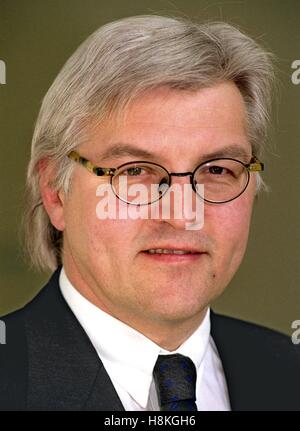 Archiv - der Anwalt Frank-Walter Steinmeier, dann Staatssekretär im Bundeskanzleramt, fotografiert auf der 4. Februar 1998. Foto: Holger Hollemann/dpa Stockfoto