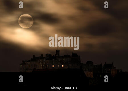 Edinburgh, Schottland. 14. November 2016. Supermond - setzt der Vollmond kurz vor Sonnenaufgang hinter Edinburgh Castle. Der größte Mond seit 1948 und bis 2034 abzuwarten. Bildnachweis: TOM DUFFIN/Alamy Live-Nachrichten Stockfoto