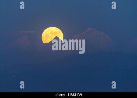 Patan, Nepal. 14. November 2016. Die Supermoon erhebt sich über den Himalaya von Patan (Kathmandu-Tal) gesehen. Bildnachweis: Dutourdumonde/Alamy Live-Nachrichten Stockfoto