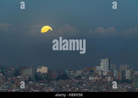 Patan, Nepal. 14. November 2016. Die Supermoon erhebt sich über den Himalaya von Patan (Kathmandu-Tal) gesehen. Bildnachweis: Dutourdumonde/Alamy Live-Nachrichten Stockfoto