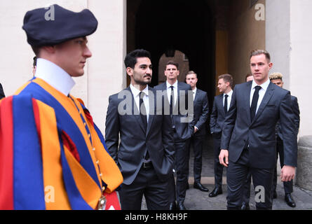 Vatikan. 14. November 2016. Ilkay GUENDOGAN, DFB 21 Marc-Andre TER STEGEN, TW DFB 22 Mario GOMEZ, DFB 23 Joshua KIMMICH, DFB 18 deutschen Fußball-Nationalmannschaft besucht Papst Francis in einer Privataudienz im Vatikan am 14. November 2016 Credit: Peter Schatz/Alamy Live News Stockfoto