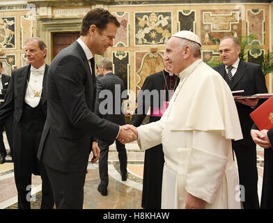 Vatikan. 14. November 2016. Oliver BIERHOFF, Manager, Teammanager DFB deutsche Fußball-Nationalmannschaft besucht Papst Francis in einer Privataudienz im Vatikan am 14. November 2016 Credit: Peter Schatz/Alamy Live News Stockfoto