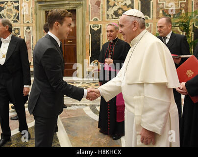 Vatikan. 14. November 2016. Mario GOETZE, DFB 19 deutschen Fußball-Nationalmannschaft besucht Papst Francis in einer Privataudienz im Vatikan am 14. November 2016 Credit: Peter Schatz/Alamy Live News Stockfoto