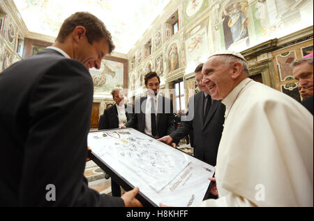 Vatikan. 14. November 2016. Thomas MUELLER, DFB 13 Mats HUMMELS, DFB 5 Reinhard GRINDEL, DFB Präsident deutsche Fußball-Nationalmannschaft besucht Papst Francis in einer Privataudienz im Vatikan am 14. November 2016 Credit: Peter Schatz/Alamy Live News Stockfoto