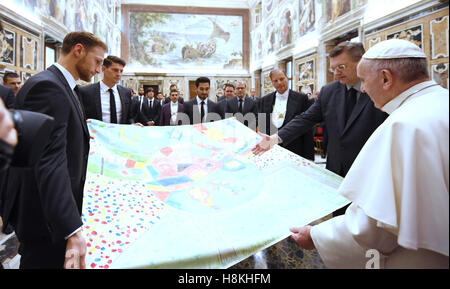 Vatikan. 14. November 2016. Reinhard GRINDEL, DFB Präsident Benedikt HÖWEDES, DFB 4 Mario GOMEZ, DFB 23 Ilkay GUENDOGAN DFB 21 deutschen Fußball-Nationalmannschaft besucht Papst Francis in einer Privataudienz im Vatikan am 14. November 2016 Credit: Peter Schatz/Alamy Live News Stockfoto