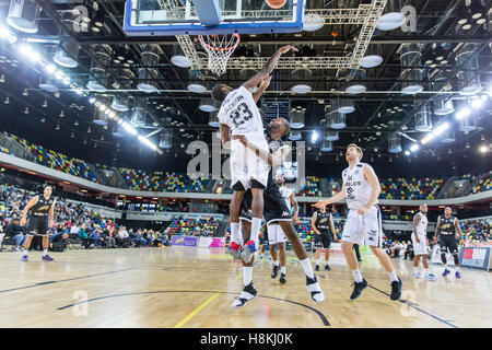 London, UK 13. November 2016.    London Lions verlieren 88 81 zu Newcastle Eagles in BBL Liga Basketball Spiel, Olympic Park, London, Großbritannien. Keine 23 Jackman Blöcke Löwen Rashad Hassan Adler, wie er auf Gäste springt. Copyright Carol Moir/Alamy Live-Nachrichten. Stockfoto