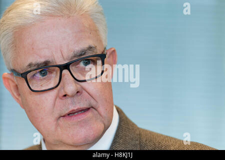 Berlin, Deutschland. 11. November 2016. Friedrich-Otto Ripke, bezeichnete Präsident des Zentralverbandes des der deutschen Geflügel Wirtschaft (ZDG), fotografiert in Berlin, Deutschland, 11. November 2016. Foto: SEBASTIAN GOLLNOW/Dpa/Alamy Live News Stockfoto